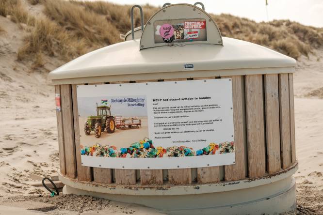 Container voor afval op het strand